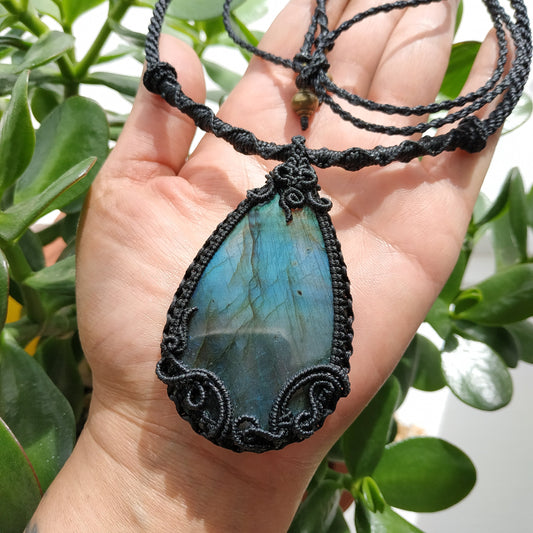Labradorite Macrame Necklace - Freehand Design