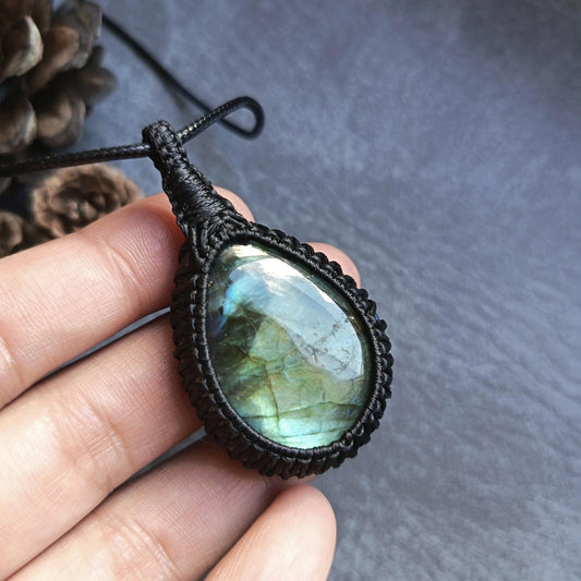 Labradorite Macrame Necklace | Pendant size 5.5 cm