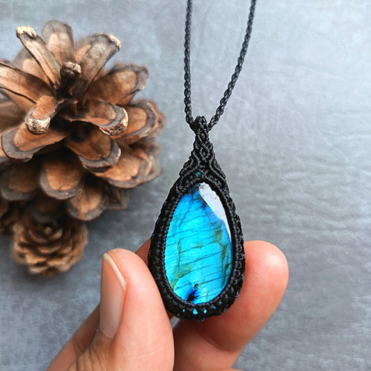 Labradorite Macrame Necklace | Pendant size approx 4.3 cm