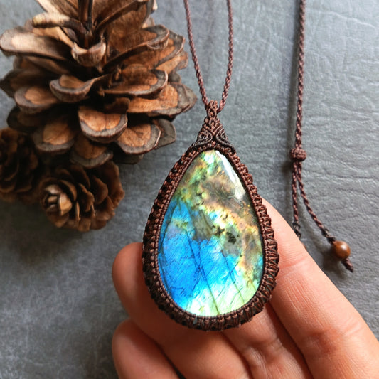 Labradorite Macrame Necklace | Pendant size 6.2 cm