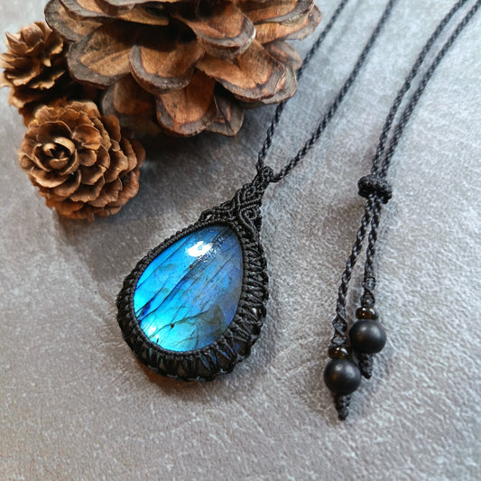 Labradorite Macrame Necklace | Pendant size 5.7 cm