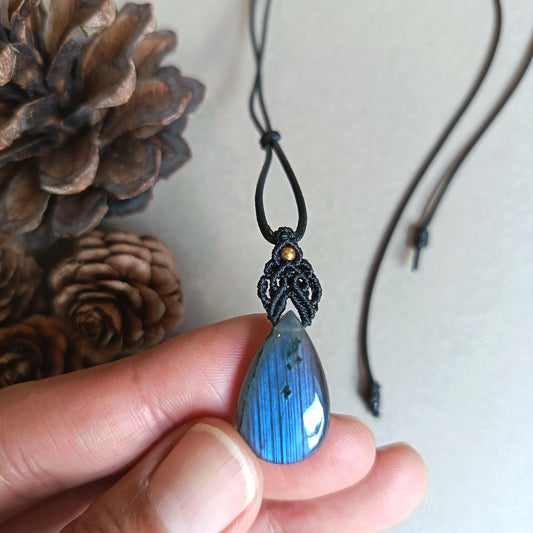 Labradorite Macrame Necklace | Pendant size 3.5 cm