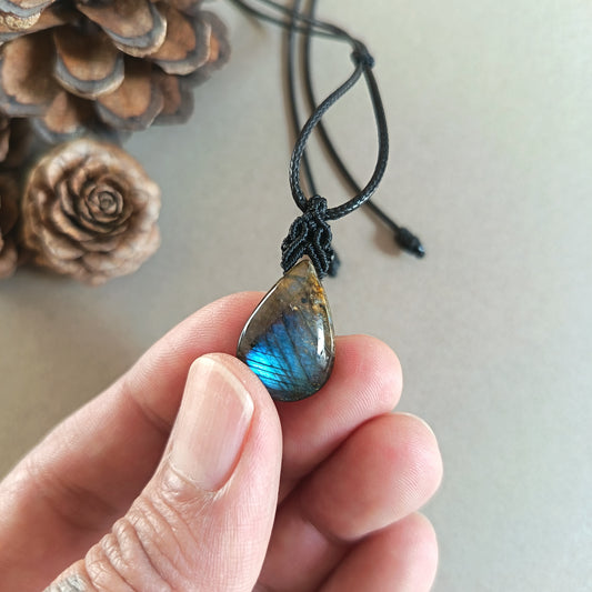 Labradorite Macrame Necklace | Pendant size 3 cm