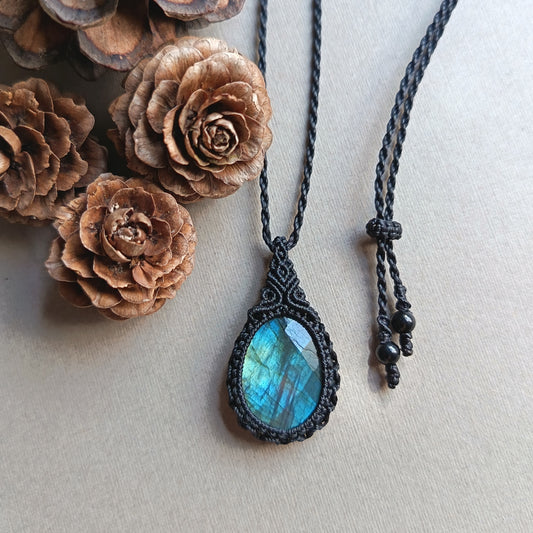 Labradorite Macrame Necklace | Pendant size 4.6 cm