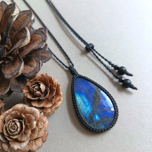 Labradorite Macrame Necklace | Pendant size 5 cm