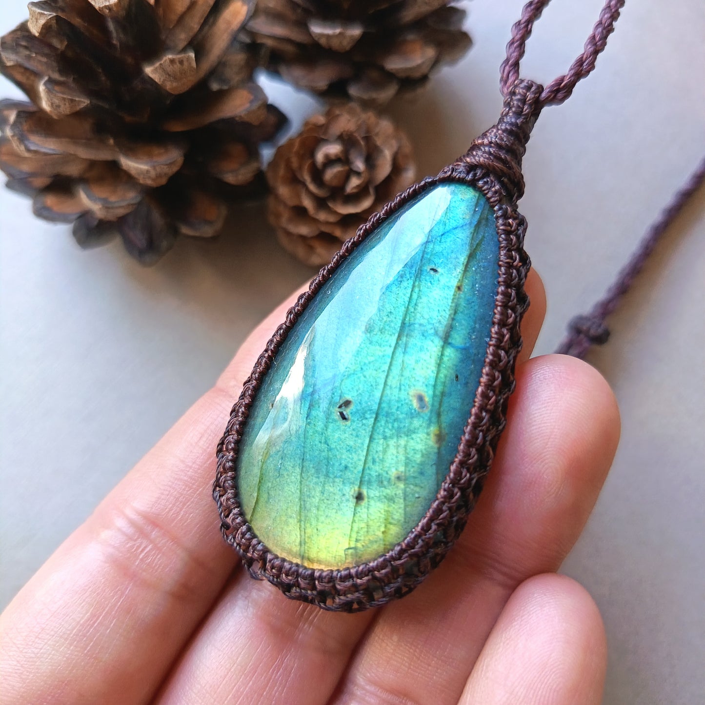 Labradorite Macrame Necklace | Pendant size 6.8 cm