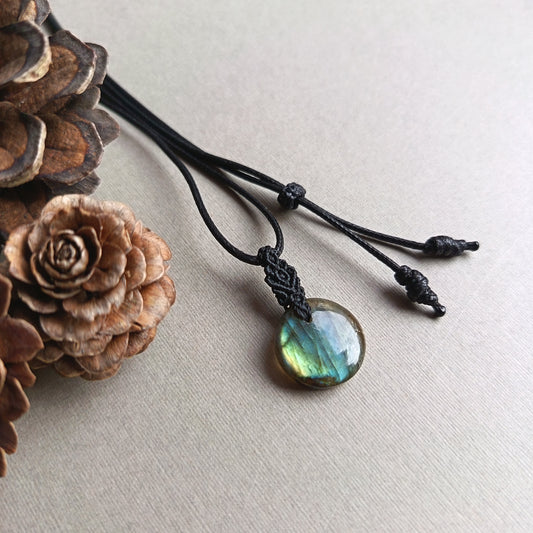 Labradorite Macrame Necklace | Pendant size 2.9 cm