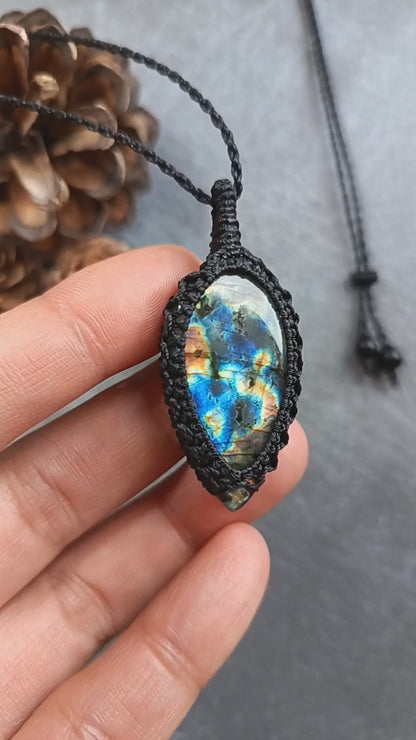 Labradorite Macrame Necklace | Pendant size approx 5 cm