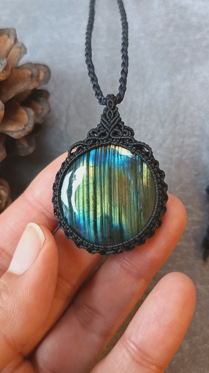 Labradorite Macrame Necklace | Pendant size 4.9 cm