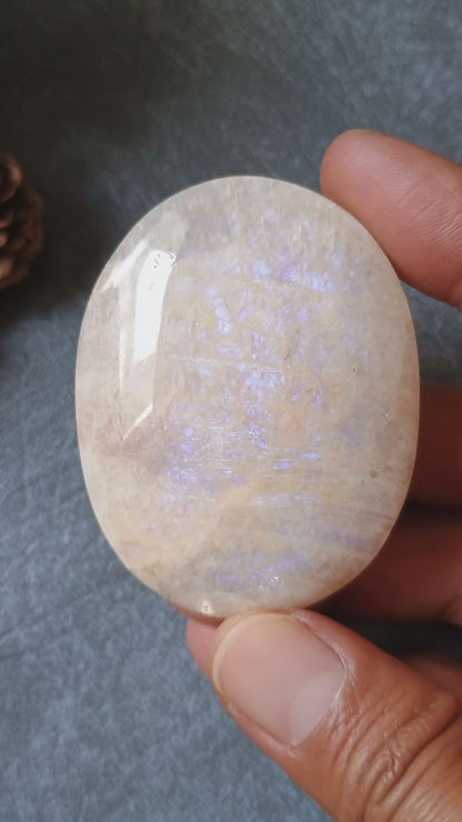 Moonstone Palm Stone, 58x45x19mm, 78.9g [PALM-D04]