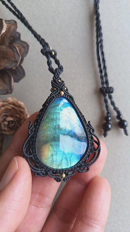 Labradorite Macrame Necklace | Pendant size 5.8 cm