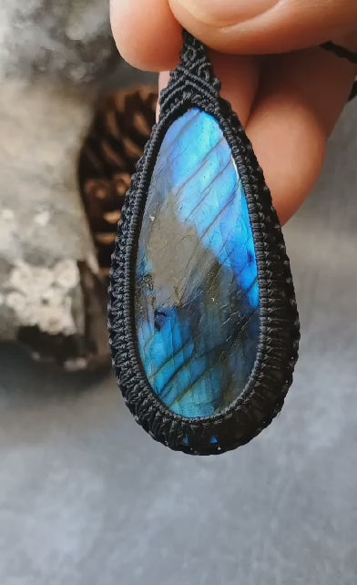 Labradorite Macrame Necklace | Pendant size 6.8 cm