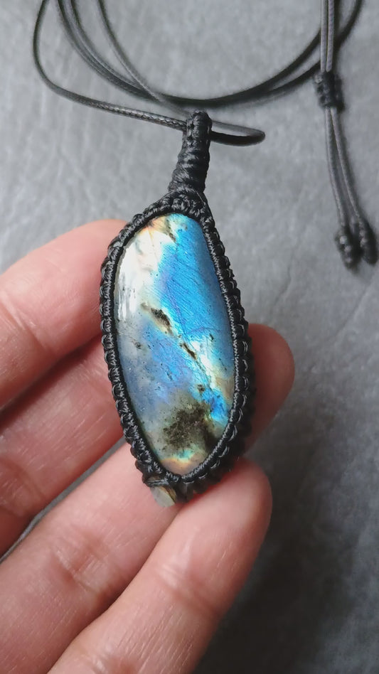 Labradorite - Leaf shape Macrame Necklace  | Pendant size 5.9 cm