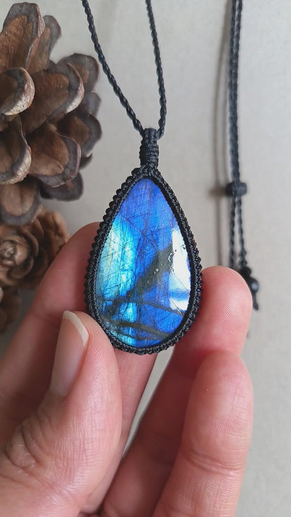 Labradorite Macrame Necklace | Pendant size 5 cm