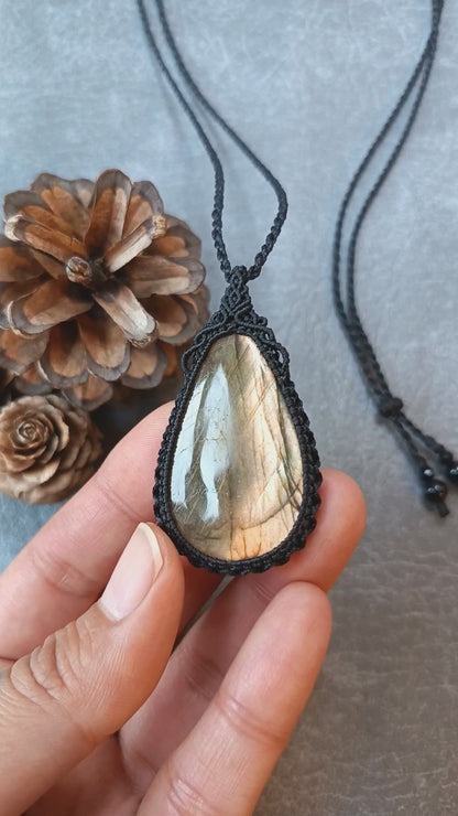 Labradorite Macrame Necklace | Pendant size 5.5 cm