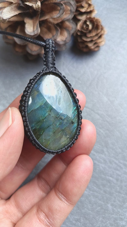 Labradorite Macrame Necklace | Pendant size approx 5.3 cm