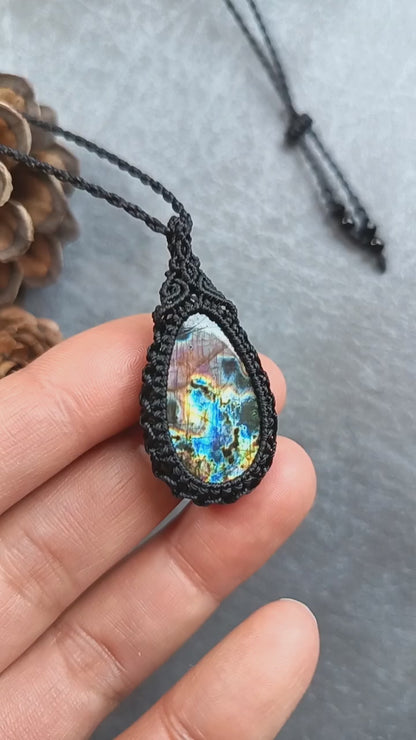 Labradorite Macrame Necklace | Pendant size approx 4.3 cm