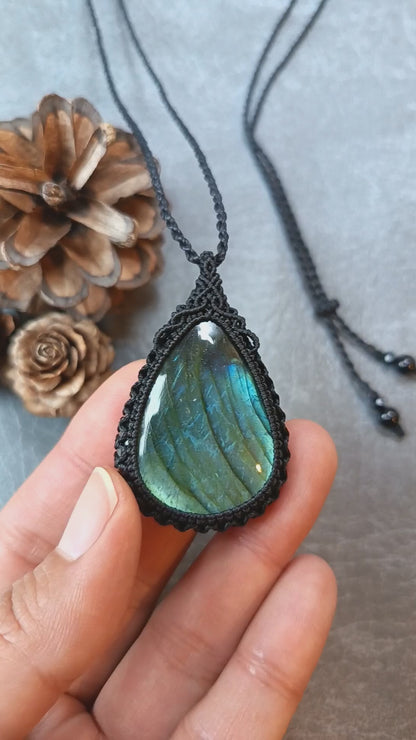 Labradorite Macrame Necklace | Pendant size 5.2 cm