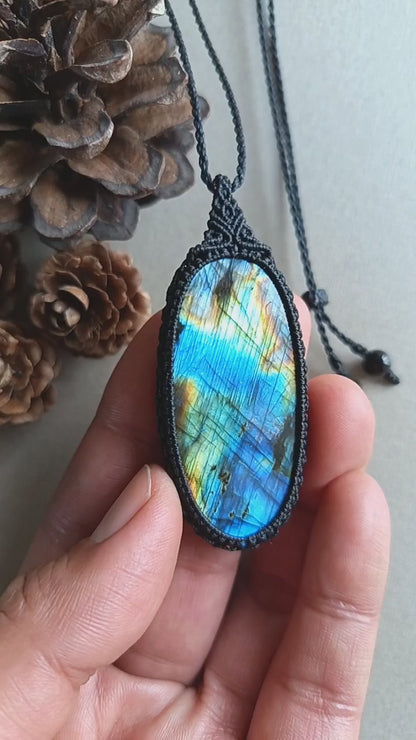 Labradorite Macrame Necklace | Pendant size 6.3 cm