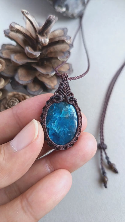 Apatite Macrame Necklace | Pendant size 4 cm