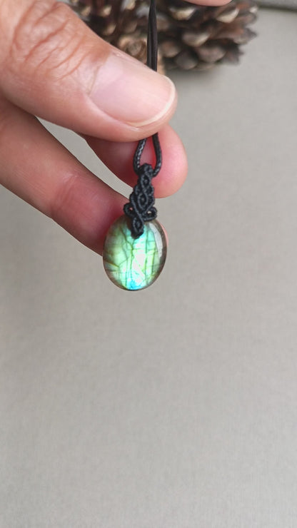Labradorite Macrame Necklace | Pendant size 2.8 cm