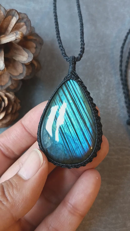 Labradorite Macrame Necklace | Pendant size 6.1 cm