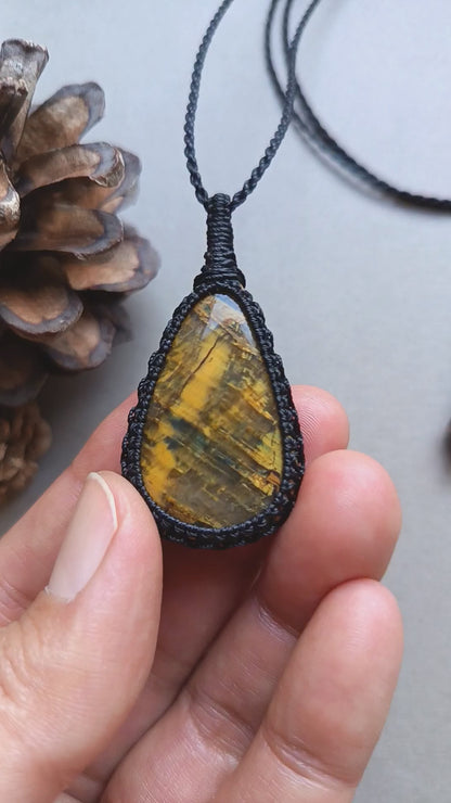 Nellite Macrame Necklace | Pendant size 4.8 cm