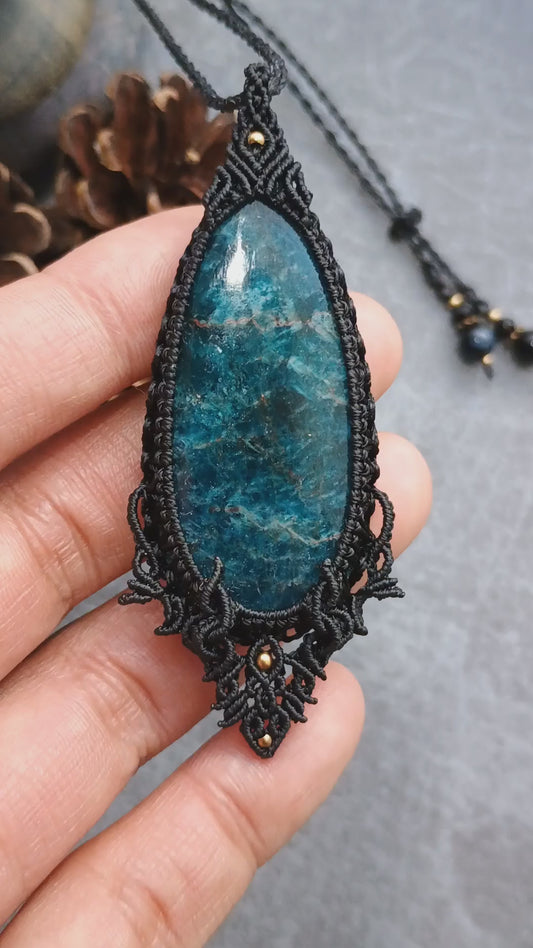 Apatite Macrame Necklace | Pendant size 7.4 cm