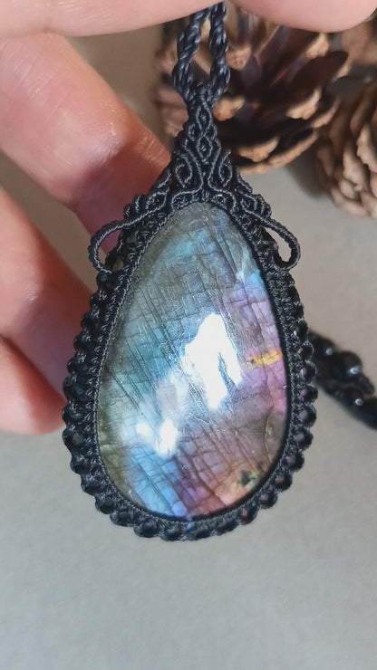 Labradorite Macrame Necklace | Pendant size 6.3 cm