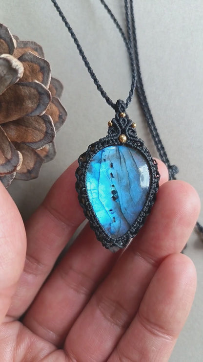 Labradorite Macrame Necklace | Pendant size 4.7 cm