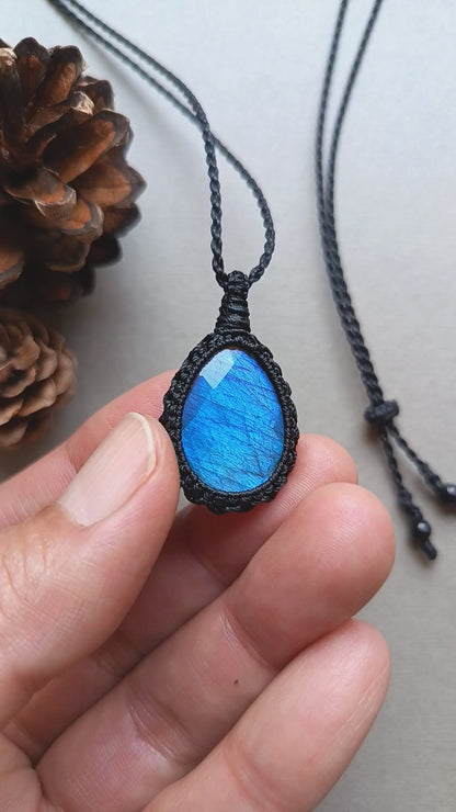 Labradorite Macrame Necklace | Pendant size 3.5 cm
