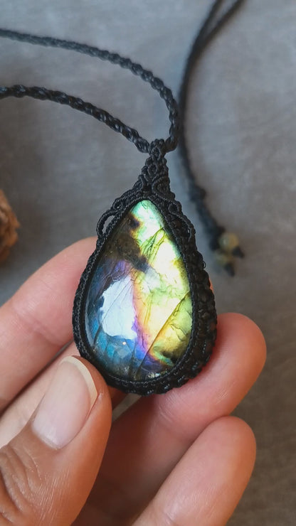 Labradorite Macrame Necklace | Pendant size 5.2 cm