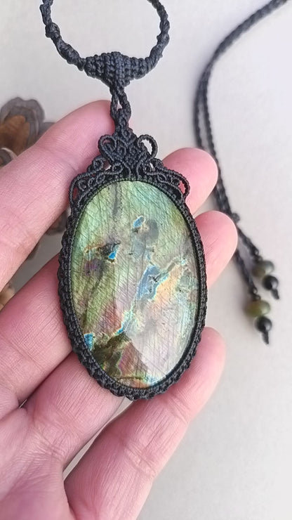 Labradorite Macrame Necklace | Pendant size 7.1 cm