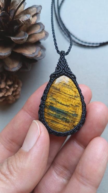 Nellite Macrame Necklace | Pendant size 4.8 cm