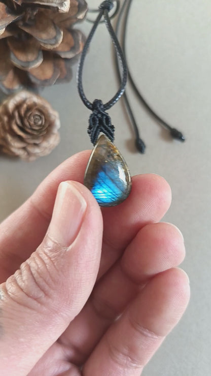 Labradorite Macrame Necklace | Pendant size 3 cm