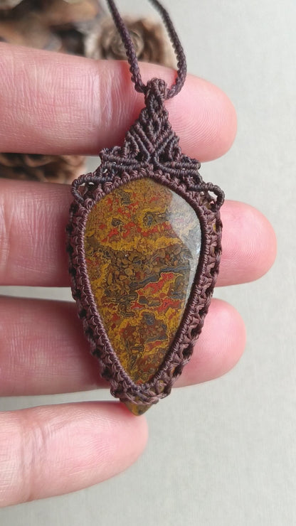 Seam Agate Macrame Necklace | Pendant size 5.5 cm