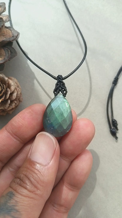 Labradorite Macrame Necklace | Pendant size 3.5 cm [D]