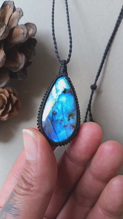 Labradorite Macrame Necklace | Pendant size 4.8 cm