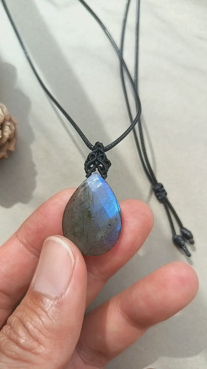 Labradorite Macrame Necklace | Pendant size 3.5 cm [C]
