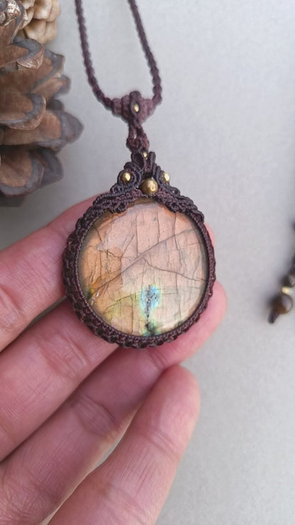 Labradorite Macrame Necklace | Pendant size 5 cm