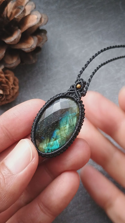 Labradorite Macrame Necklace | Pendant size approx 4.3 cm