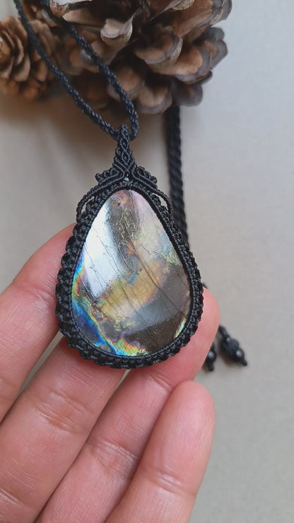 Labradorite Macrame Necklace | Pendant size 6 cm