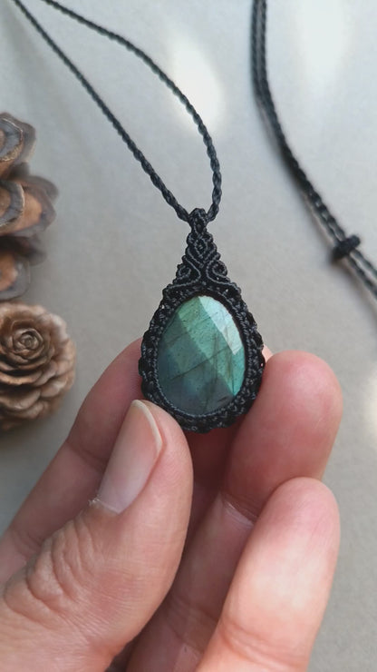 Labradorite Macrame Necklace | Pendant size 4.7 cm
