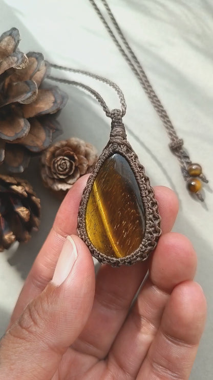 Tiger's Eye Macrame Necklace | Pendant size 5.5 cm