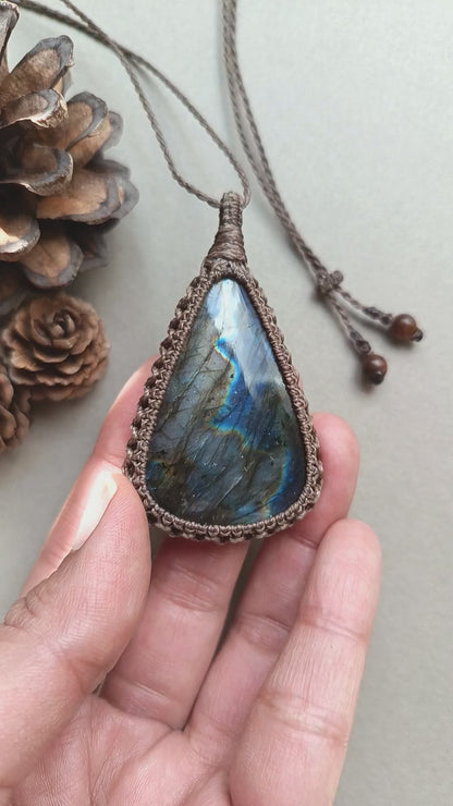 Labradorite Macrame Necklace | Pendant size 6.8 cm