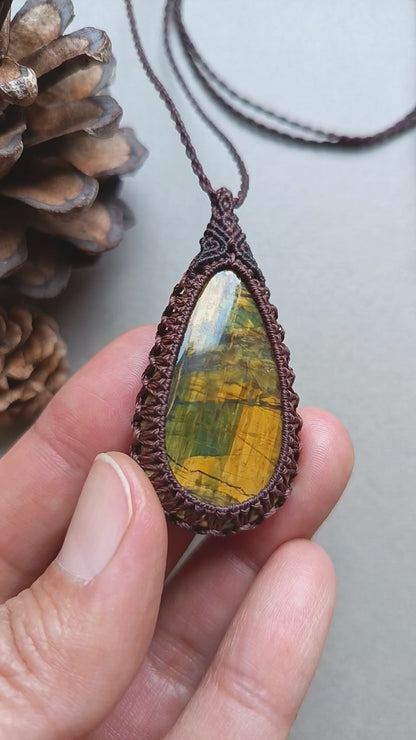 Nellite Macrame Necklace | Pendant size 5.3 cm