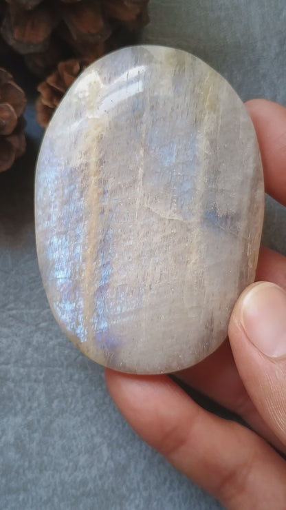 Moonstone Palm stone, 72x51x16mm, 97.6g [PALM-E01]