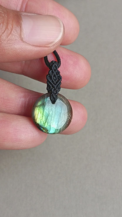 Labradorite Macrame Necklace | Pendant size 2.9 cm