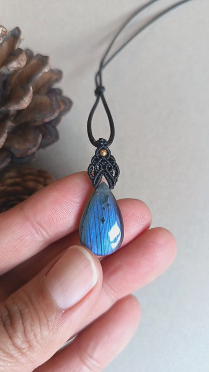 Labradorite Macrame Necklace | Pendant size 3.5 cm