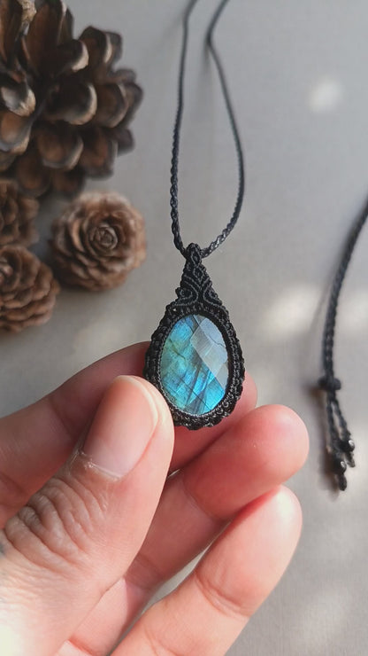 Labradorite Macrame Necklace | Pendant size 4.6 cm